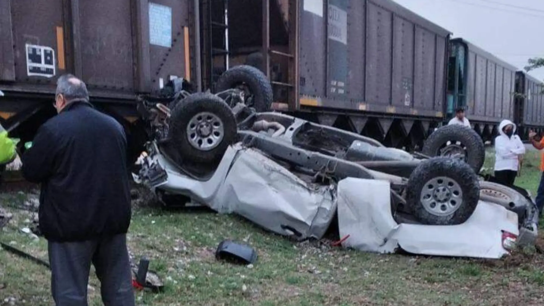 Fuerte choque entre camioneta y tren en la colonia El Polvorín Mario Cruces (3)